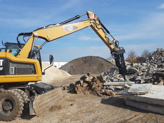 CAT-hamers: Krachtig gereedschap voor slopen en graven bij Bergerat RENT!
